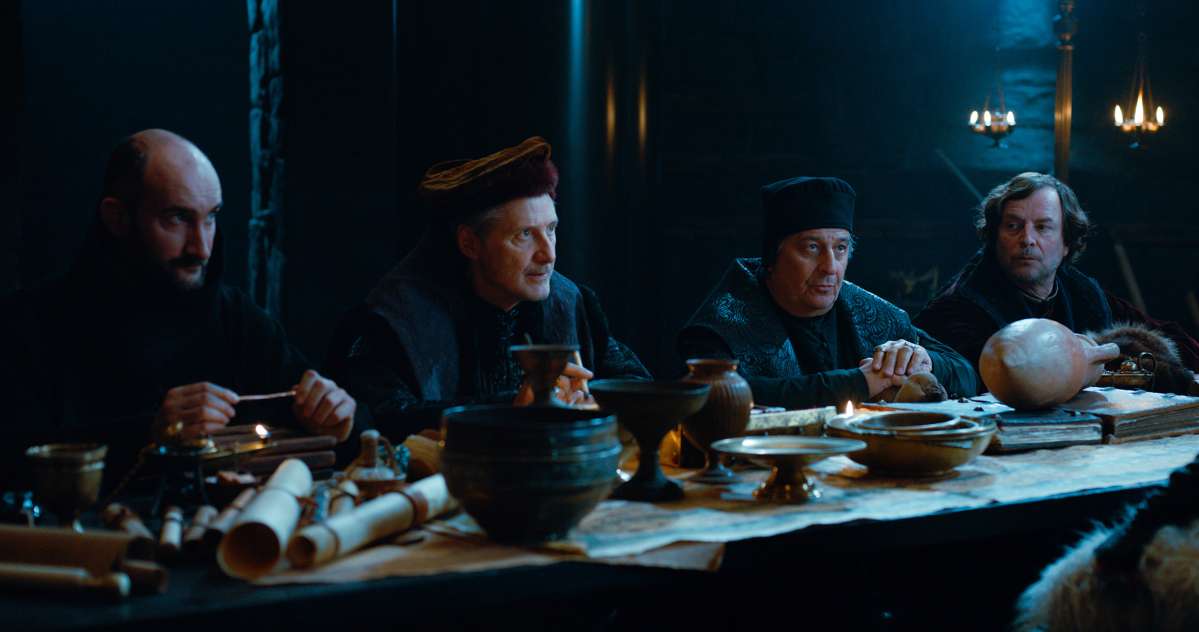 Kaamelott V1 - Jean-Robert Lombard (Père Blaise), Antoine de Caunes (Dagonet), Christian Clavier (jurisconculte) et François Rollin (Roi Loth) ©Regular