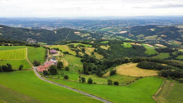 Vue aérienne prise à Yzeron dans les Monts du Lyonnais, en juillet 2024. Lucas Gallone/Unsplash