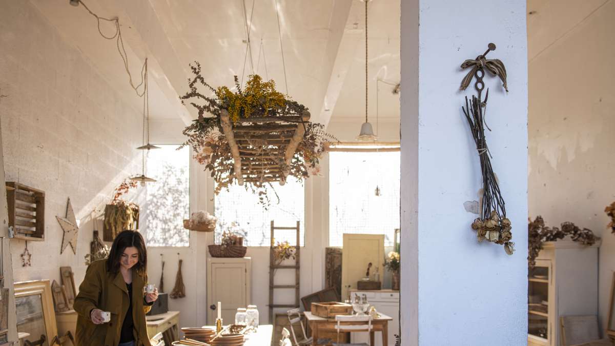 Marion Taton, dans sa boutique Trente Mai à l'ambiance campagne chic.