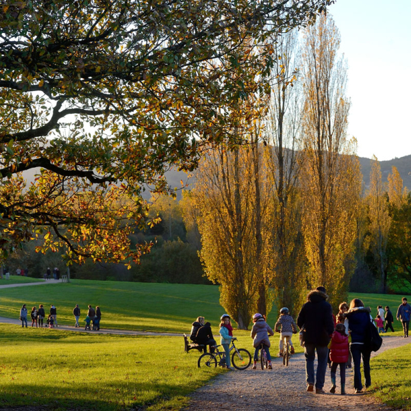 Familles en promenade au Parc de Lacroix-Laval © Laurence Danière