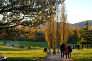 Familles en promenade au Parc de Lacroix-Laval © Laurence Danière