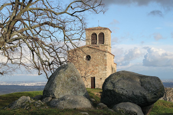 La chapelle Saint-Vincent de Saint-Laurent-d'Agny vue du côté ouest.
