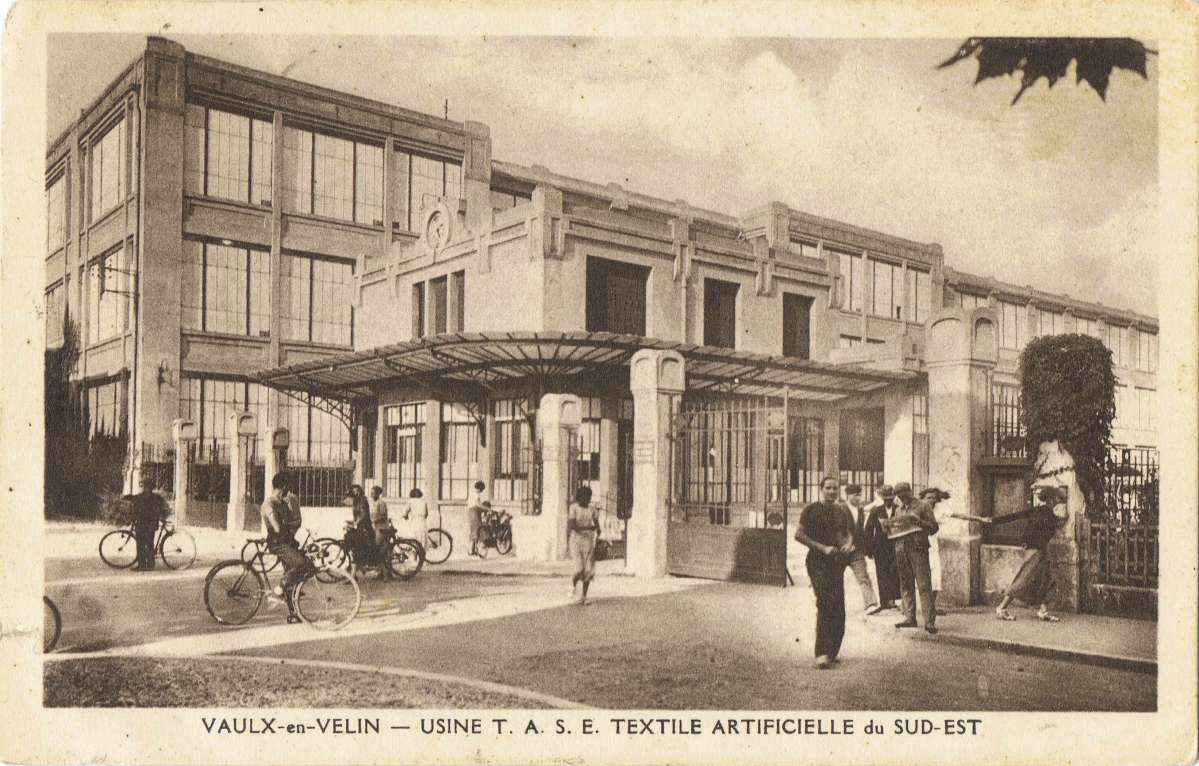 Carte postale représentant l'entrée de l'usine en 1930.