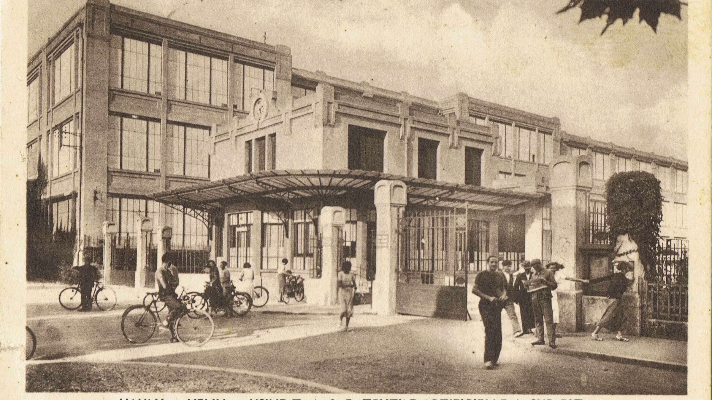 Carte postale représentant l'entrée de l'usine en 1930.