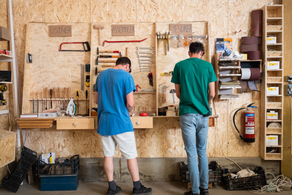Atelier de fabrication du meuble Henri avec Wecandoo